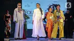 Model mengenakan koleksi scarf dari Sroja saat peluncuran di Jakarta, Sabtu (26/3/2022). Brand fashion lokal, Sroja, memperkenalkan enam koleksi perdana scarf yang bertemakan Foliage: Colors of Mother Nature. (Liputan6.com/Johan Tallo)