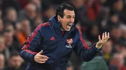 Manajer Arsenal Unai Emery memberi isyarat saat menyaksikan anak asuhnya bertanding melawan Sheffield United pada pertandingan Liga Inggris di Bramall Lane, Sheffield, Inggris, 21 Oktober 2019. Manajemen Arsenal mendepak Emery di tengah performa buruk klub sejak 1992 lalu. (Oli SCARFF/AFP)