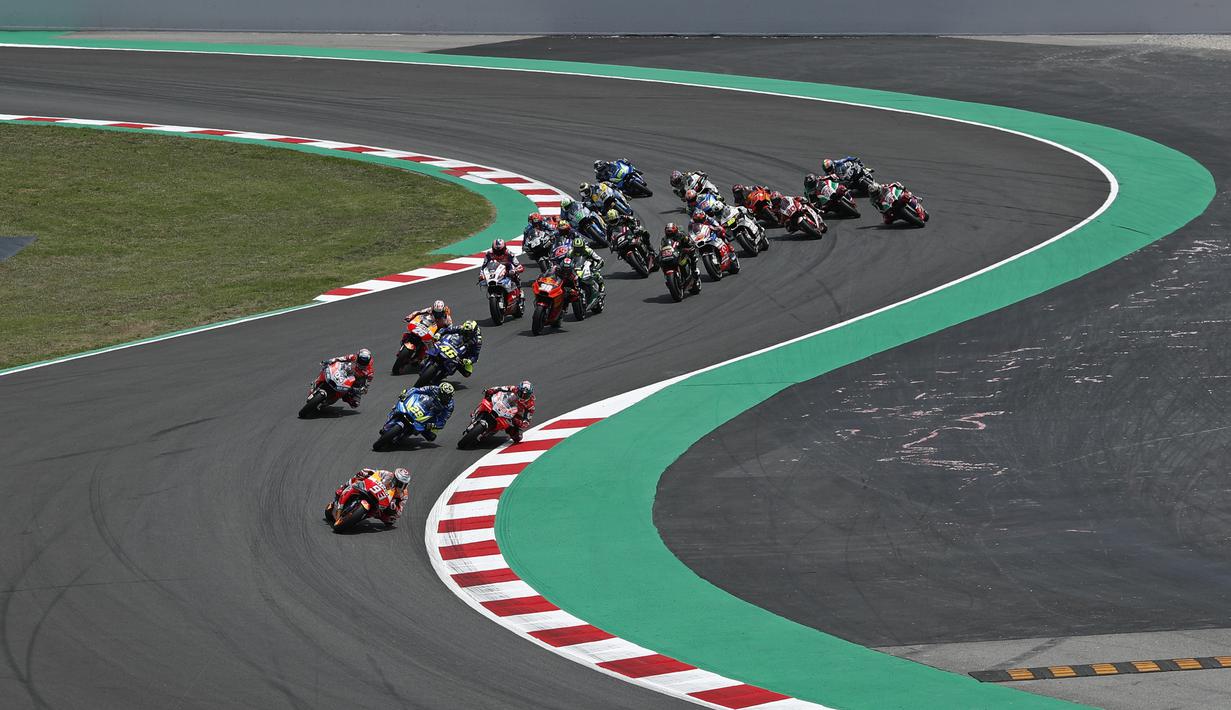 Suasana balapan MotoGP 2018 di Sirkuit Catalunya, Spanyol, Minggu (17/6/2018). Lorenzo menjadi yang tercepat dengan catatan waktu 40 menit 13,566 detik. (AP/Eric Alonso)