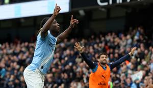 Gelandang Manchester City, Jeremy Doku (kiri), merayakan gol pembuka yang dicetaknya dalam pertandingan Liga Inggris antara Manchester City melawan Brentford di Stadion Etihad, Manchester, Inggris barat laut, pada 9 Mei 2026. (Darren Staples / AFP)