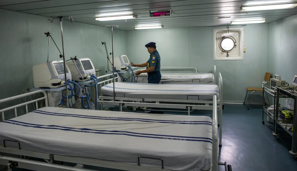 Perwira TNI AU menyiapkan peralatan medis KRI dr Soeharso 990 di Dermaga Madura, Komando Armada II Surabaya, Jawa Timur, Kamis (20/2/2020). KRI dr Soeharso 990 siap mengevakuasi 74 WNI dari kapal pesiar Diamond Princess yang dikarantina akibat virus corona (COVID-19) di Jepang. (JUNI KRISWANTO/AFP)