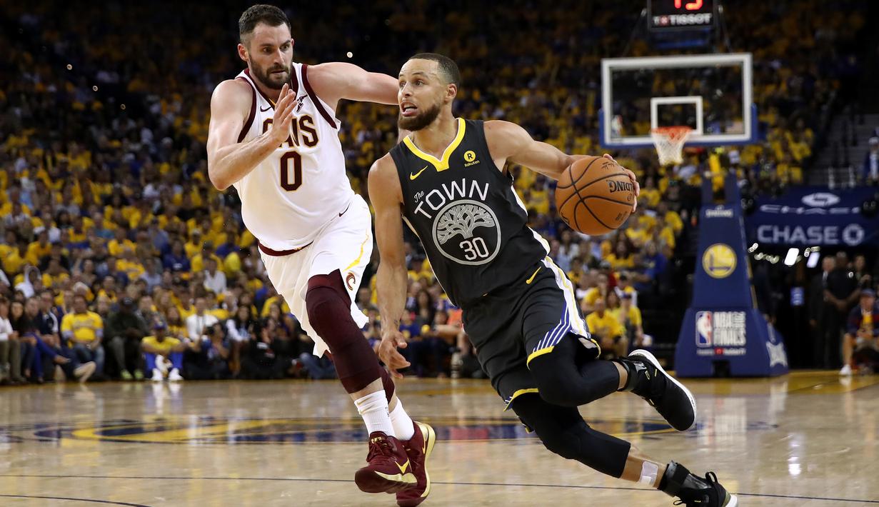 Pebasket Golden State Warriors, Stephen Curry, berusaha melewati pebasket Cleveland Cavaliers, Kevin Love, pada final NBA di Oracle Arena, Oakland, Minggu (3/6/2018). Warriors menang 122-103 atas Cavaliers. (AFP/Ezra Shaw)