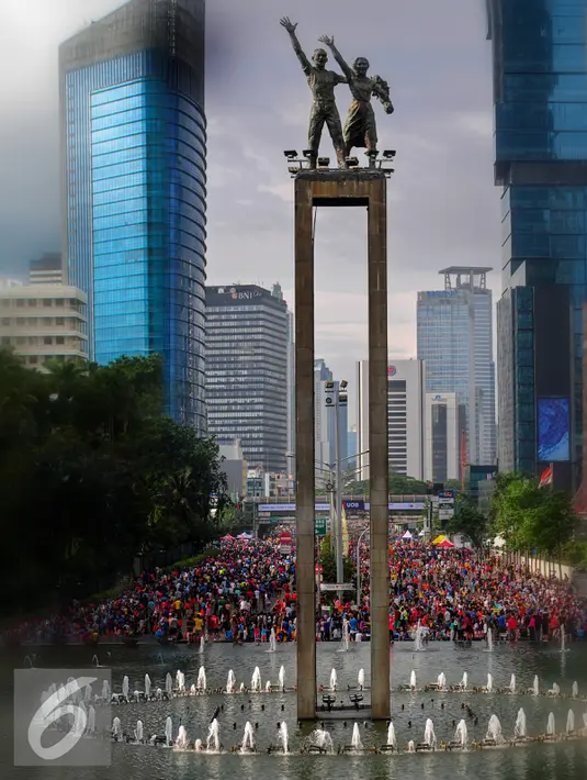 Dinas Pertamanan dan Pemakaman DKI Jakarta berencana menata ulang air mancur Bundaran HI, Jakarta, Minggu (1/11/2015). Perbaikan yang direncakanan pada tahun 2016 ini diperkirakan menelan anggaran hingga Rp 31 miliar. (Liputan6.com/Yoppy Renato)