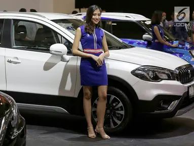 SPG atau model bersanding di samping mobil Suzuki pada pembukaan GAIKINDO Indonesia International Auto Show (GIIAS) 2018 di ICE BSD, Tangsel, Kamis (2/8). Kehadiran mereka menghiasi perhelatan otomotif GIIAS 2018. (Liputan6.com/Fery Pradolo)