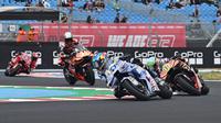 Pembalap Spanyol dari Tim Lenovo ucati, Marc Marquez (kedua dari kanan), pembalap Afrika Selatan dari Tim Red Bull KTM Factory Racing, Brad Binder (kanan), pembalap Spanyol dari Tim Red Bull KTM Factory Racing, Pedro Acosta (kedua dari kiri), dan pembalap Italia dari Tim Ducati Lenovo, Francesco Bagnaia (kiri), sedang berlatih bebas pertama Grand Prix Moto GP Hungaria di sirkuit Balaton Park di Balatonfokajar, Hungaria, pada 22 Agustus 2025. (ATTILA KISBENEDEK/AFP)