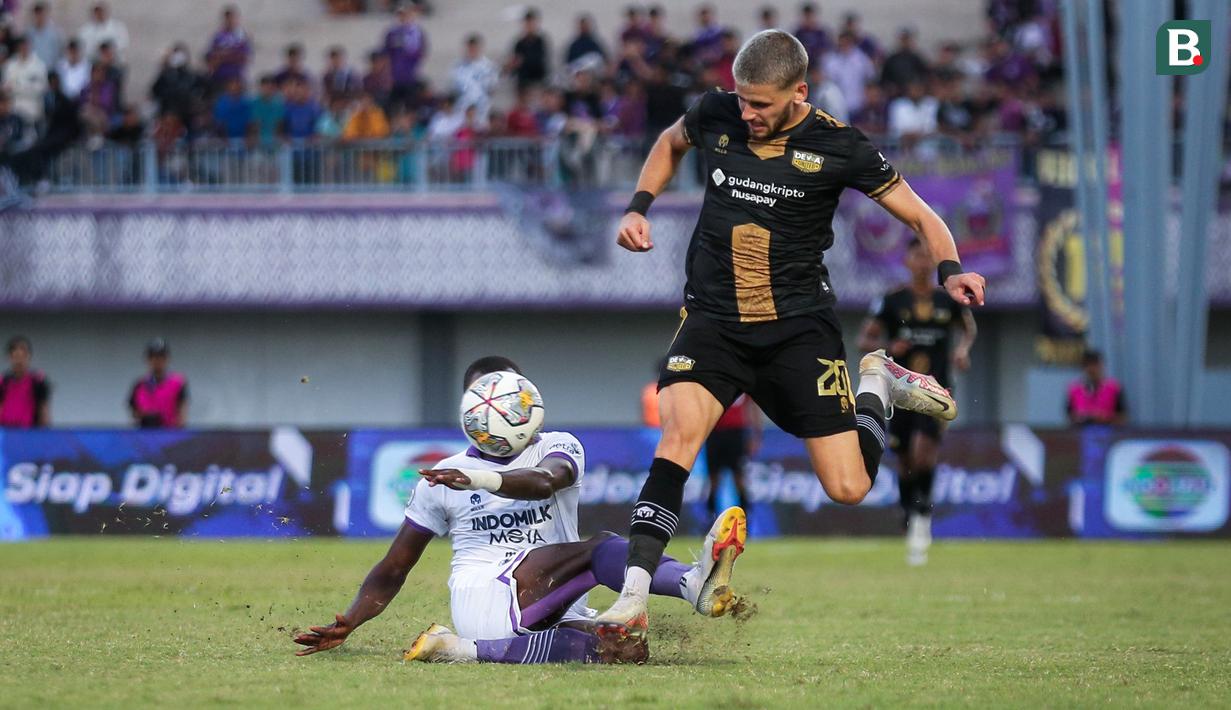 Pemain Dewa United FC, Majed Osman (kanan) berebut bola dengan pemain Persita Tangerang, Elisa Yahya Basna dalam laga pekan ke-20 BRI Liga 1 2022/2023 di Stadion Indomilk Arena, Tangerang, Minggu (22/1/2023). (Bola.com/Bagaskara Lazuardi)
