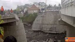 Citizen6, Magelang: Jembatan penghubung Muntilan - Magelang terputus akibat banjir lahar dingin. (Pengirim: Surya)