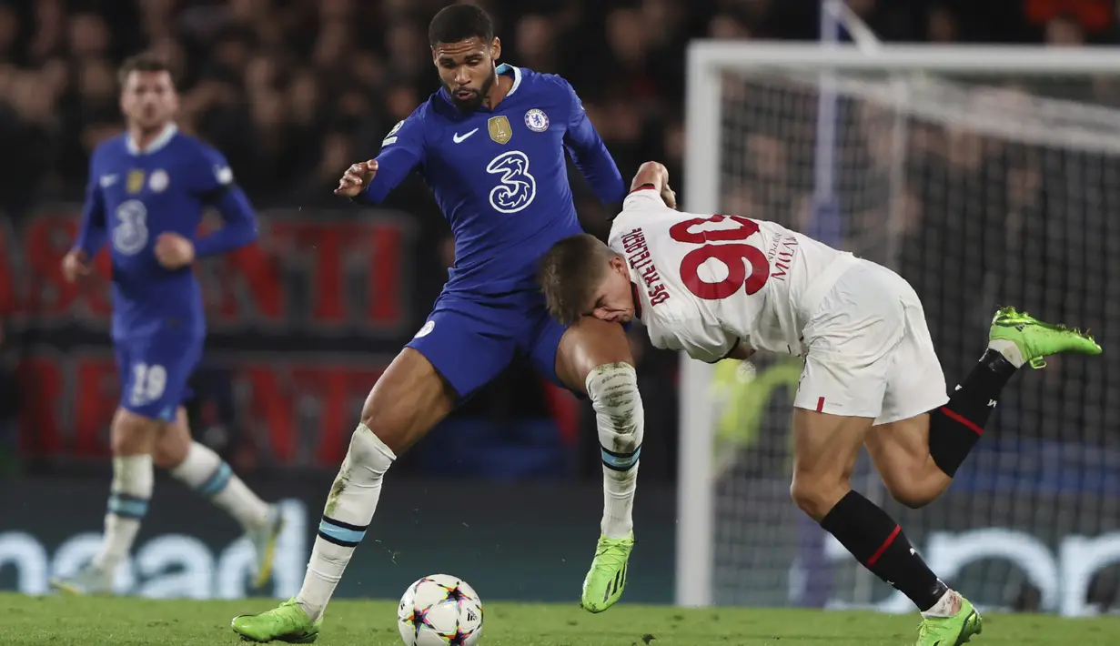 Gelandang AC Milan Charles De Ketelaere berebut bola dengan gelandang Chelsea Ruben Loftus-Cheek pada matchday ketiga Grup E Liga Champions 2022/23 di Stamford Bridge, Kamis (6/10/2022) dini hari WIB. Milan yang tampil tidak dengan kekuatan penuh, terutama di sektor bek sayap membuat segalanya tampak rumit. (AP Photo/Ian Walton)