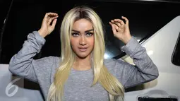Julia Perez alias Jupe mengenakan rambut palsu saat ditemui di kawasan Kuningan, Jakarta, Senin (4/4/2016). Jupe mencukur habis rambutnya untuk memberi dukungan bagi perempuan pengidap kanker (Liputan6.com/Herman Zakharia)