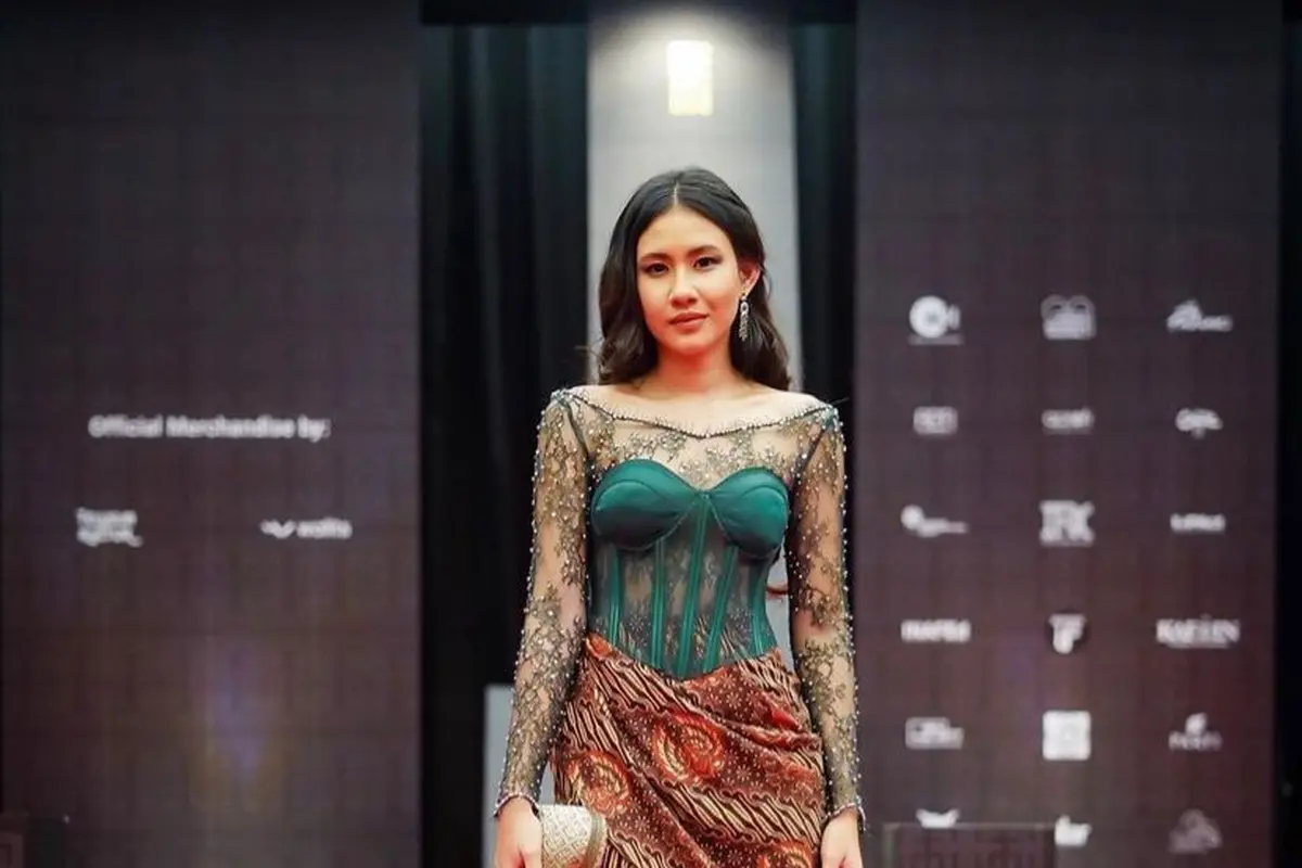 10 Ide Style Elegan Pakai Kebaya dan Rok Lilit ala Artis, Shenina Cinnamon-Prilly Latuconsina