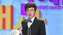 Host Radio Star, Kim Gook Jin terkenal sebagai artis yang murah hati. Ia pernah memberikan hadiah Kim Soo Young berupa perjalanan bulan madu. (Foto: hancinema.net)