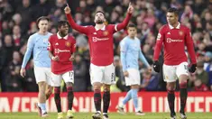 Selebrasi pemain Manchester United, Bruno Fernandes setelah menjebol gawang Manchester City dalam pertandingan lanjutan Liga Inggris 2022/2023 pekan ke-20 yang berlangsung di Old Trafford, Sabtu (14/1/2023). (AP Photo/Dave Thompson)