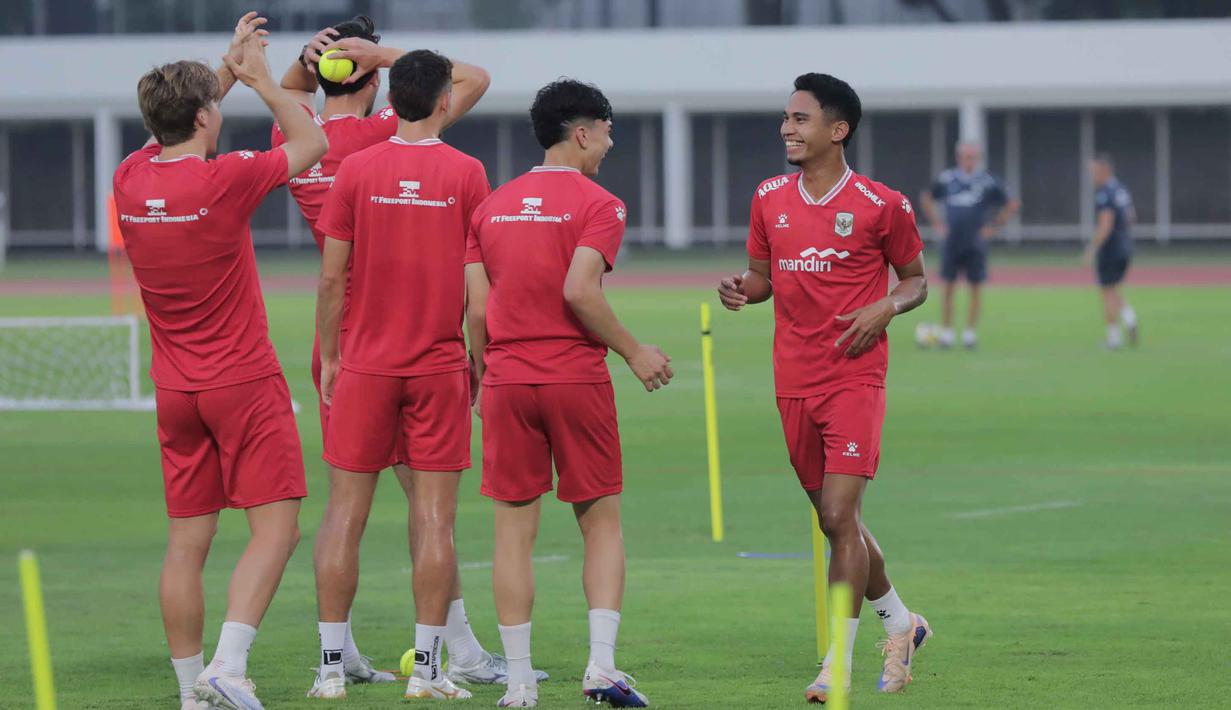 Pesepakbola yang tergabung Timnas Indonesia menjalani pemusatan latihan (Training Camp) di Stadion Madya, Kompleks Gelora Bung Karno, Senayan, Jakarta, Senin (1/6/2026). (Bola.com/M Iqbal Ichsan)