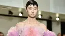 Seorang model berjalan di runway mengenakan koleksi busana rancangan desainer Jepang, Tomo Koizumi  pada New York Fashion Week di Marc Jacobs Madison, 8 Februari 2019. Koizumi menampilkan parade gaun awan berwarna pelangi (Steven Ferdman/Getty Images/AFP)