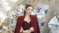 7 Potret Terbaru Anissa Aziza dalam Balutan Blazer Maroon, Cantik dan Glamor Penuh Pesona