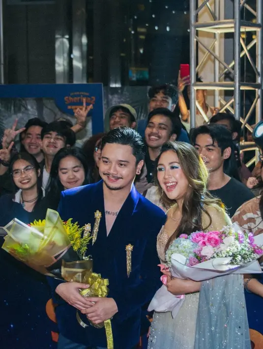 Menariknya, film yang diproduseri oleh Mira Lesmana ini terasa sangat istimewa karena Sherina ikut dilibatkan sebagai penata musik. Selain itu, dua aktor utamanya ini juga tampil totalitas dengan melakukan syuting di hutan Kalimantan langsung. (Liputan6.com/IG/@trinityoptima)
