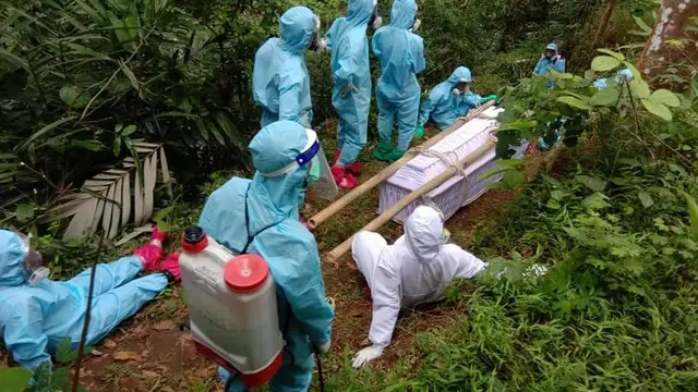 Sebrangi Sungai Ini 7 Potret Perjuangan Satgas Covid-19 Makamkan Jenazah di Kulon Progo