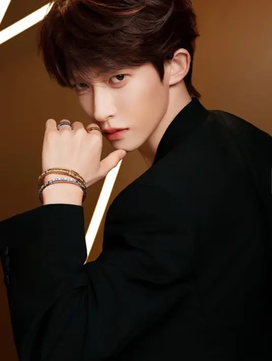 Liu Yu mengenakan gelang-gelang warna silver dan keemasan serasi dengan cincinnya dari koleksi terbaru Chopard. [Chopard]