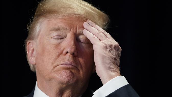 Ekspresi Presiden AS Donald Trump saat menghadiri National Prayer Breakfast atau Sarapan Doa Nasional di sebuah hotel di Washington DC (8/2). (AFP Photo/Mandel Ngan)