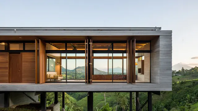 Model Rumah Panggung Sederhana yang Cocok di Lahan Miring (AI)