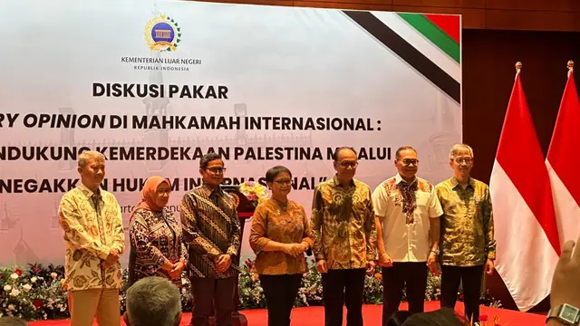 Menlu Retno dalam pembukaan diskusi pakar bertajuk "Advisory Opinion di Mahkamah Internasional: Upaya Mendukung Kemerdekaan Palestina melalui Penegakan Hukum Internasional" yang digelar Kemlu RI, Selasa (16/1/2024). (Liputan6/Benedikta Miranti)