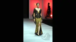 Model memperagakan koleksi terbaru dari desainer Anne Avantie yang bertema “Pasar Klewer Riwayatmoe Kini” pada ajang Indonesia Fashion Week 2015 di JCC Senayan, Jakarta, Minggu (1/3). (Liputan6.com/Panji Diksana)