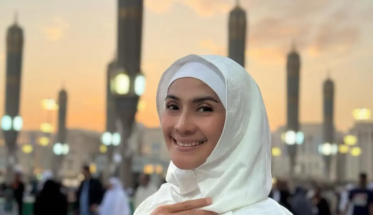 Maudy juga mengenakan mukena putih dengan lace pada bagian tudung. Dipadukan inner ciput warna senada. [@maudykoesnaedi]