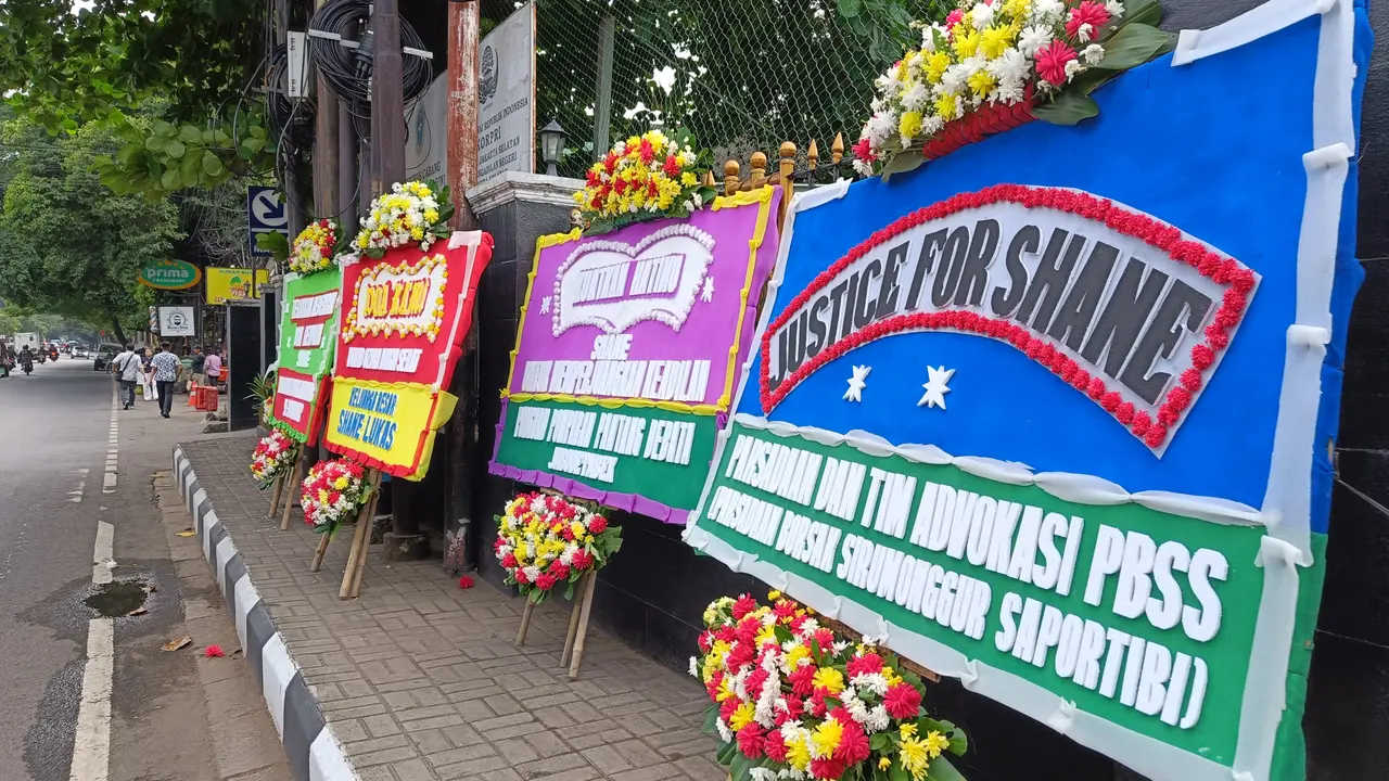 Jelang sidang perkara penganiayaan yang menimpa Cristalino David Ozora, Pengadilan Negeri (PN) Jakarta Selatan dipenuhi karangan bunga dukungan khsususnya untuk tersangka Shane Lukas (19) (Merdeka.com)