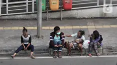 Penyandang Masalah Kesejahteraan Sosial (PMKS) menunggu warga memberikan sedekah di pinggir jalan, Jakarta, Rabu (13/5/2020). Menjelang sore, sejumlah PMKS mulai bermunculan di pinggir jalan raya Ibu Kota. (merdeka.com/Iqbal S. Nugroho)