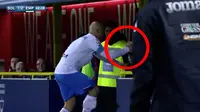 Pesepak Bola Aneh Ini Rayakan Gol dengan Bir
