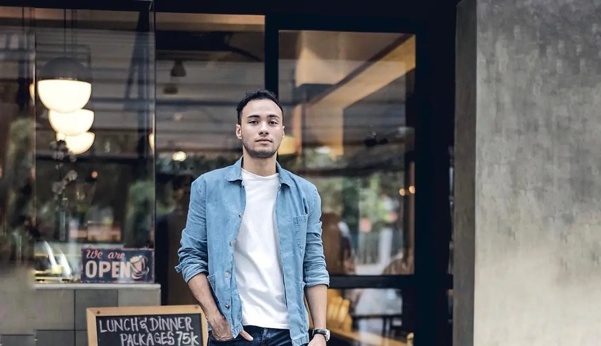Tak hanya karena aktingnya yang keren, tapi Refal Hady juga punya wajah yang memesona. (Foto: instagram.com/refalhady)