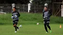 Dua kiper Persipura, Dede Sulaiman (kanan) dan Ferdiansyah berlatih secara terpisah di Lapangan C Senayan, Jakarta, Selasa (5/5/2015). Latihan tersebut persiapan jelang AFC 2015 di Bengaluru, India, 12 Mei mendatang. (Liputan6.com/Helmi Fithriansyah)