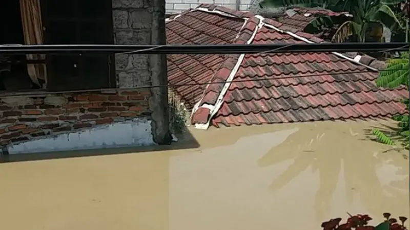 Banjir 3,5 M di Pondok Gede Permai Sisakan Atap Rumah