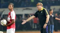 Pelatih Persib Bandung, Robert Alberts, saat melawan Persipura Jayapura pada laga Liga 1 2019 di Stadion Si Jalak Harupat, Jawa Barat, Sabtu (18/5). Persib menang 3-0 atas Persipura. (Bola.com/M Iqbal Ichsan)