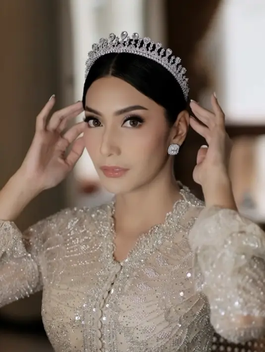Hair Stylist Tomi Njoo membuat gaya rambut sanggul modern belah dua untuk pernikahan Tyas. Tampak mewah dengan mahkota silver dari Desainer, Rinaldy Yunardi. [@hepidavid]