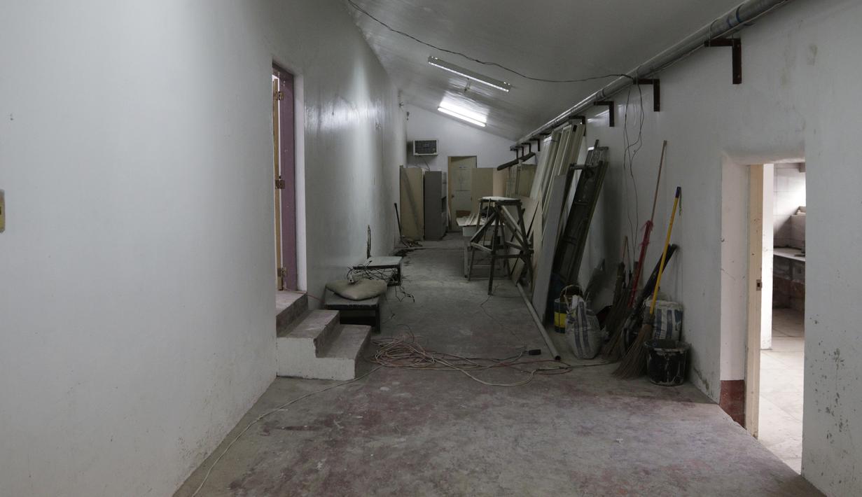 Suasana ruang ganti di Stadion Rizal Memorial, Manila, Senin (25/11). Meski akan digunakan besok untuk cabang sepak bola SEA Games 2019 namun kondisinya masih belum layak. (Bola.com/M Iqbal Ichsan)