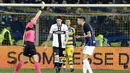 Gelandang Inter Milan, Matias Vecino, mendapat kartu kuning dari wasit saat melawan Parma pada laga Serie A di Stadion Ennio-Tardini, Sabtu (9/2). Inter Milan menang 1-0 atas Parma. (AP/Serena Campanini)