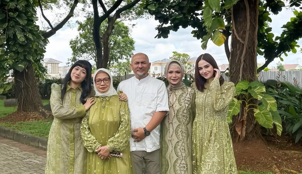 Syifa Hadju tampil serba hijau dengan keluarganya. Syifa memilih mengenakan long dress lengan panjang warna hijau dihiasi payet dan bordiran. [@syifahadju]