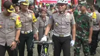 Kakorlantas, Irjen Royke Lumowa, pantau TPS dengan bersepeda (Liputan6.com/Pramita Tristiawati)
