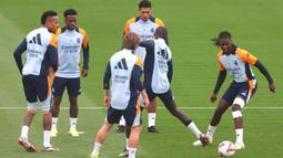 Madrid dan Barcelona saat ini terpaut tiga poin di klasemen. Madrid berada di posisi kedua dengan rincian menang tujuh kali, imbang tiga kali, belum terkalahkan, mencetak 21 gol, dan kebobolan tujuh. (AFP/Pierre-Philippe Marcou)