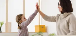 seorang ibu dan anak sedang melakukan high-five sambil tersenyum lebar/copyright&nbsp;freepik.com/freepik