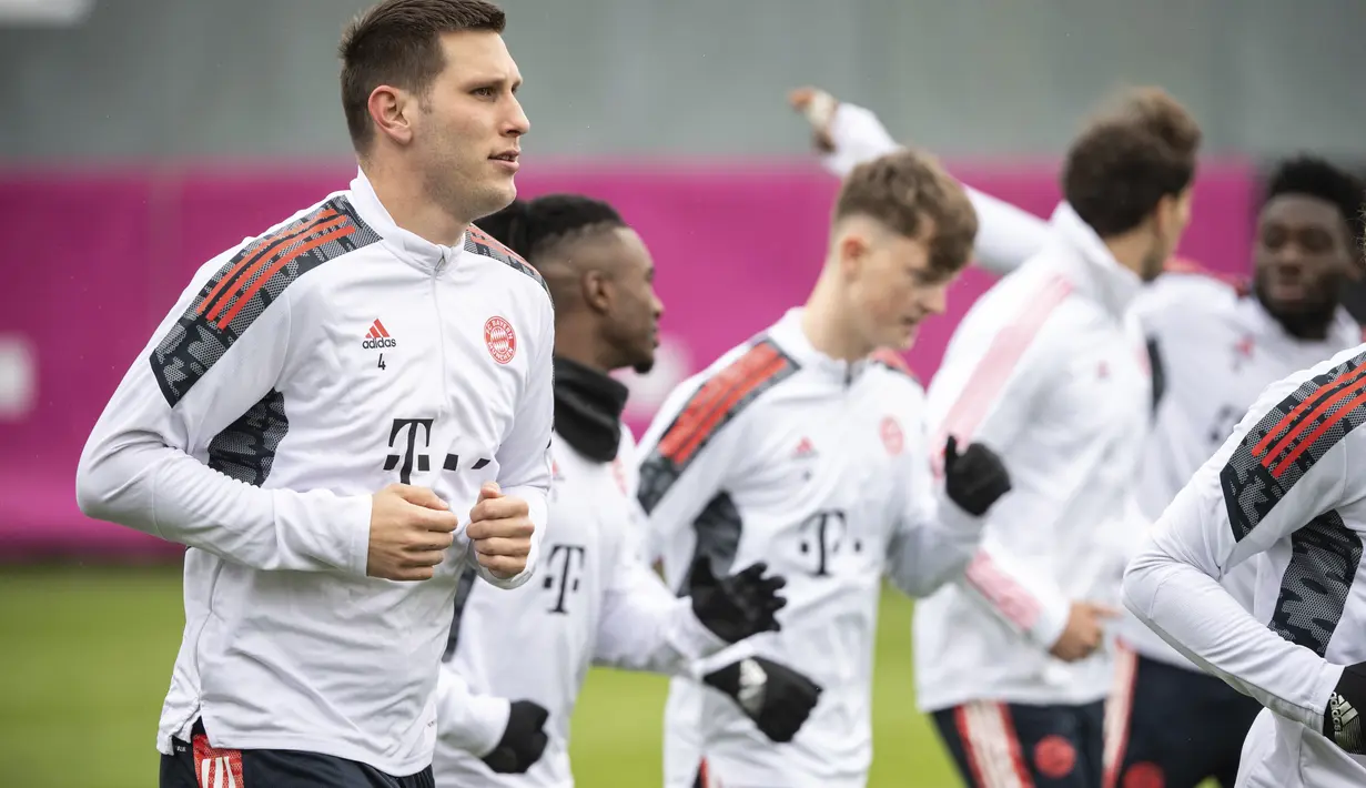 Bek Bayern Munchen, Niklas Suele bersama rekan setimnya melakukan pemanasan selama sesi latihan di Munich, Jerman, Selasa (5/4/2022). Bayern Munchen akan bertanding melawan Villarreal pada leg pertama perempat final Liga Champions di Estadio de la Ceramica, Spanyol. (Matthias Balk/dpa via AP)