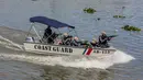 Personel Penjaga Pantai Filipina (Philippine Coast Guard/PCG) latihan kemampuan respons ancaman bom dan penyanderaan di dermaga, Manila, Filipina, 1 Desember 2020. Latihan ini untuk menunjukkan kemampuan dalam memastikan keamanan pelabuhan terutama di musim liburan mendatang. (Xinhua/Rouelle Umali)