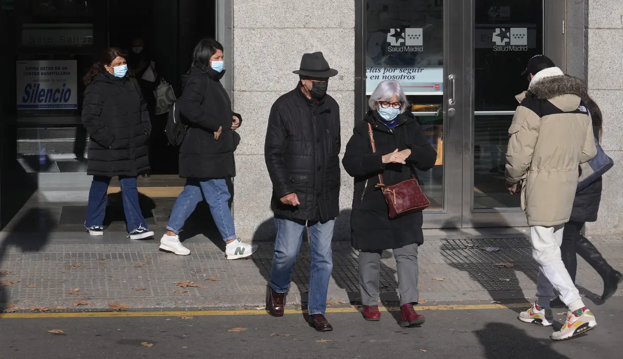 Spanyol merupakan salah satu negara Eropa terakhir yang mencabut persyaratan penggunaan masker setelah pandemi COVID-19. (AP Photo/Emilio Morenatti)