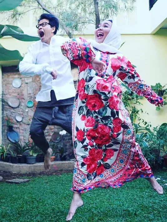 Selain potret mesra yang Armand Maulana dan Dewi Gita bagikan, mereka juga kerap mengunggah momen lucu. Seperti saat Dewi Gita mengunggah foto mereka tengah loncat. (Liputan6.com/IG/@dewigita01)