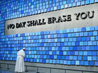 Paus Fransiskus mengunjungi Museum 11 September di kota New York, Jumat (25/9/2015). Paus Fransiskus sedang melakukan kunjungan selama enam hari ke Amerika Serikat. (REUTERS/Susan Watts/Daily News/POOL)