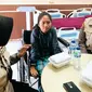 Korban laka lantas yang mengalami patah tulang kaki mendapatkan terapi dari Biro SDM Polda Riau. (Liputan6.com/M Syukur)