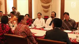 Presiden RI, Joko Widodo (kedua kanan) melakukan pertemuan dengan pimpinan partai politik pendukung di Pilpres 2019, Jakarta, Kamis (9/8). Pertemuan membahas koalisi jelang pendaftaran bakal Capres/Cawapres Pilpres 2019. (Liputan6.com/Helmi Fithriansyah)