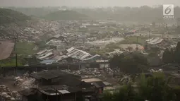 Pagi itu suasana di permukiman terlihat sepi, kabut tipis udara pagi menyelimuti rumah-rumah petak yang berada di pinggiran gunungan sampah TPA Bantar Gebang, Kota Bekasi, Jawa Barat. (Liputan6.com/Yoppy Renato)