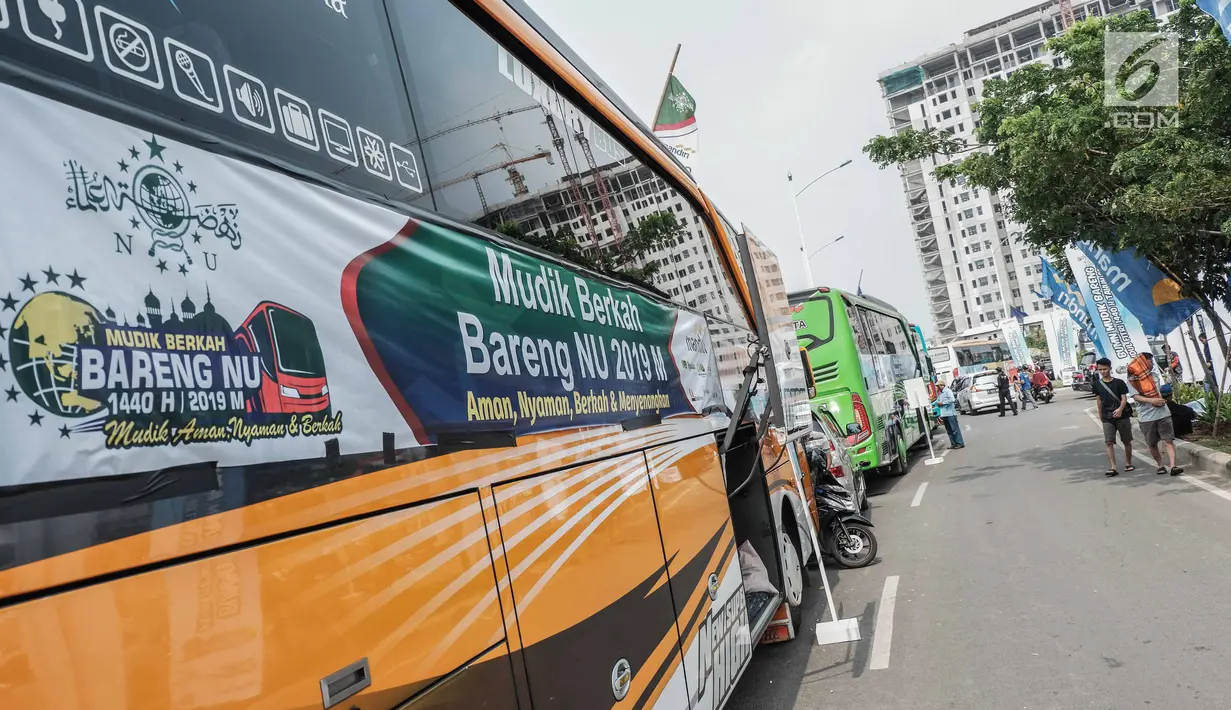 Puluhan bus membawa warga Nahdliyin dalam Mudik Bareng Berkah di Jakarta, Kamis (30/5). Total, Mandiri memberangkatkan 22.964 pemudik Ke kampung halaman pada Idul Fitri 1440 H dengan berbagai moda transportasi, termasuk bis, kereta api, kapal laut dan pesawat. (Liputan6.com/Faizal Fanani)